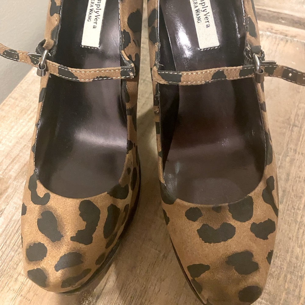 Only wear few times just like new. Heal height 5’